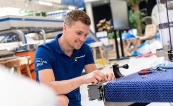 william sleutelt aan een transportband