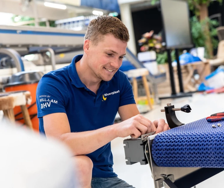 william sleutelt aan een transportband